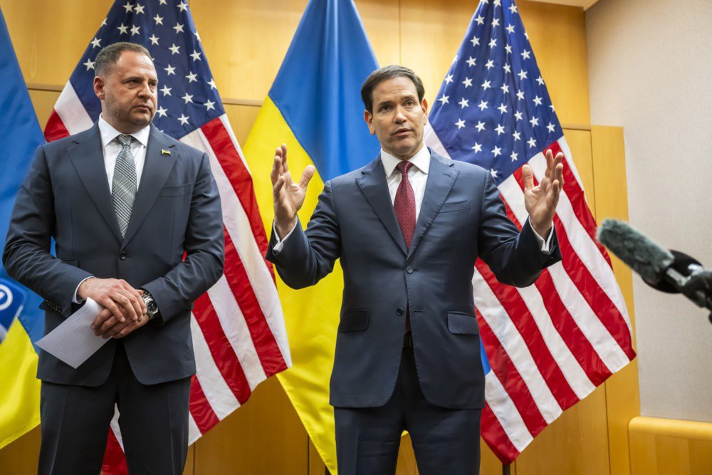 The head of the OPU Andriy Yermak (left) and US Secretary of State Marco Rubio talk to the press during consultations on Trump's peace plan, Geneva, 23 November, 2025.