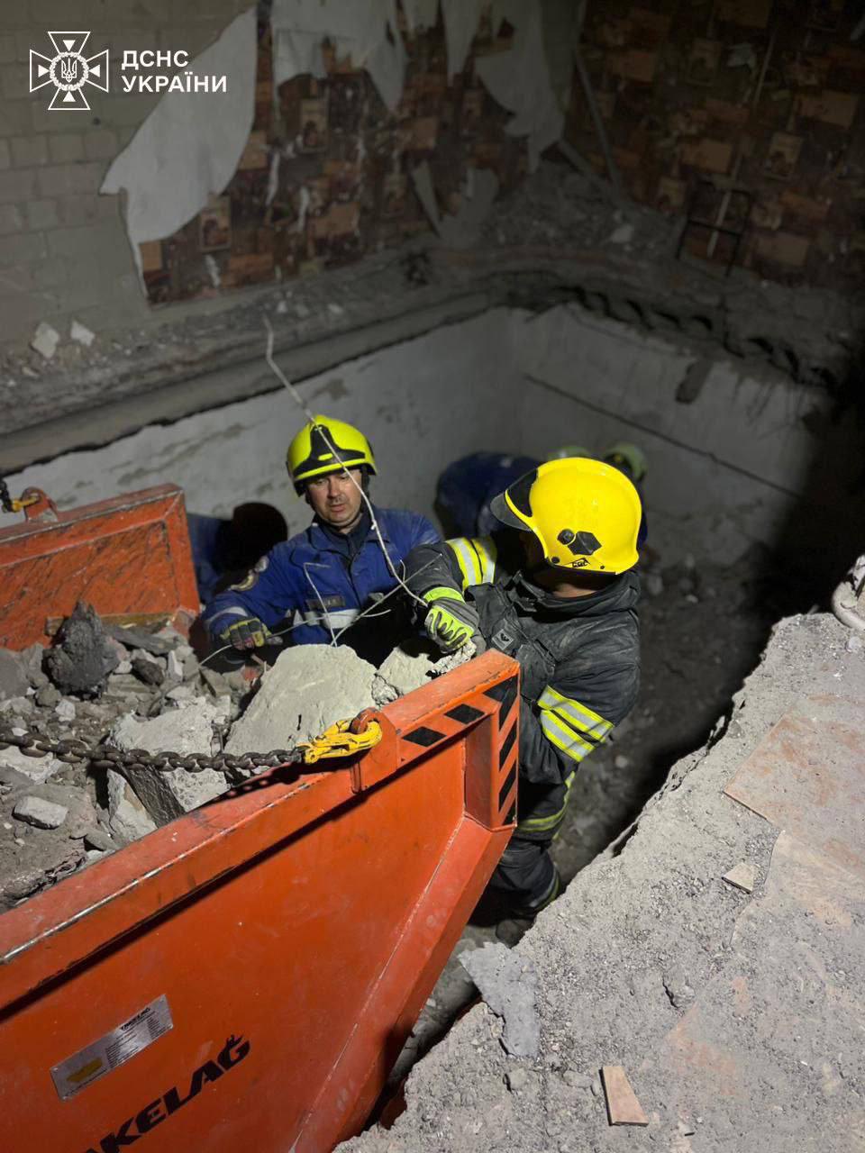 Rescue services are dismanting the rubble