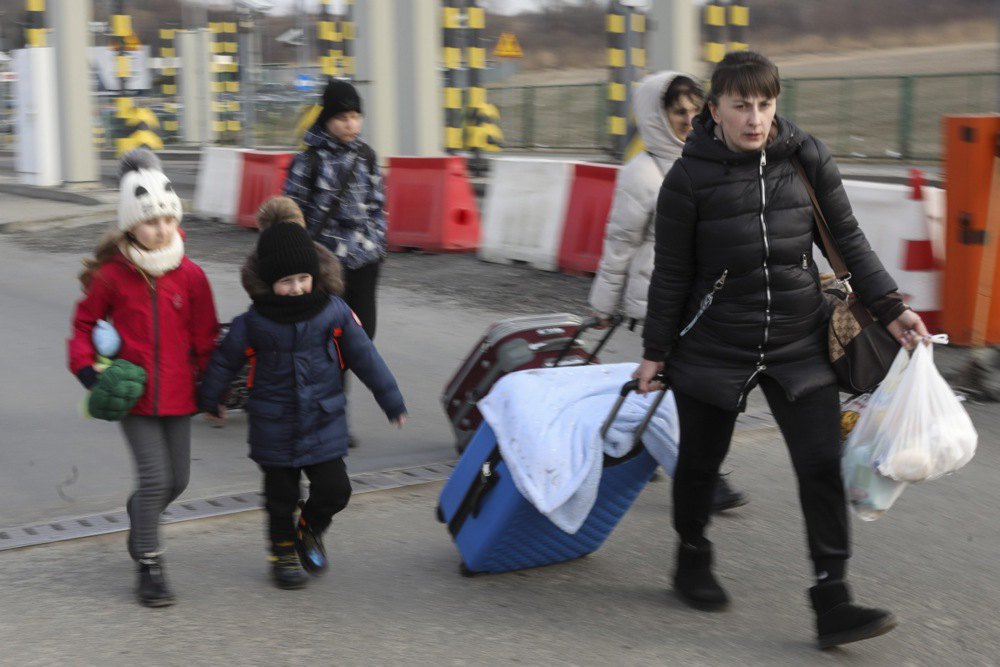 Ukrainian refugee family arrives in Poland