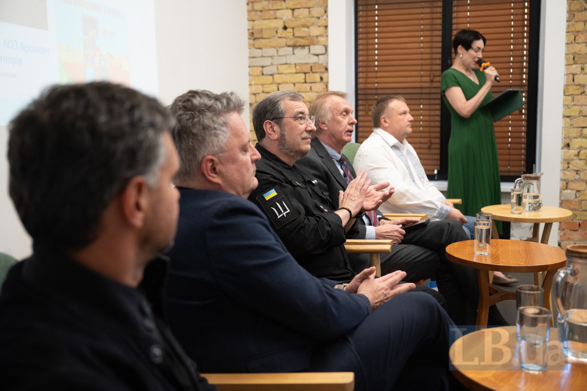 From left to right: Ihor Liski, Serhiy Kyslytsya, Vadym Skibitskyy, Volodymyr Ohryzko, Vadym Denysenko and Sonya Koshkina