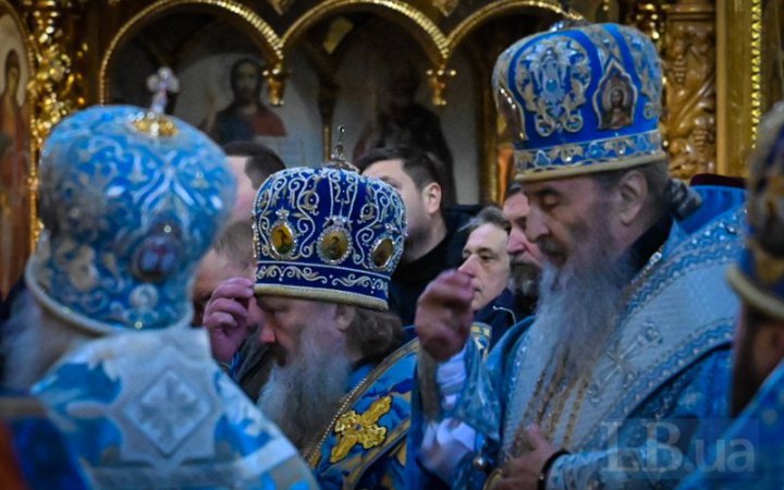 Metropolitan Onufriy sheds "blood of Christ" during communion, a bad omen in Orthodoxy