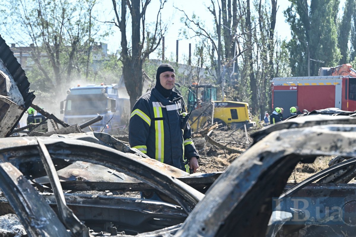 At the site of the strike on a five-story building in the Darnytskyy district of Kyiv.