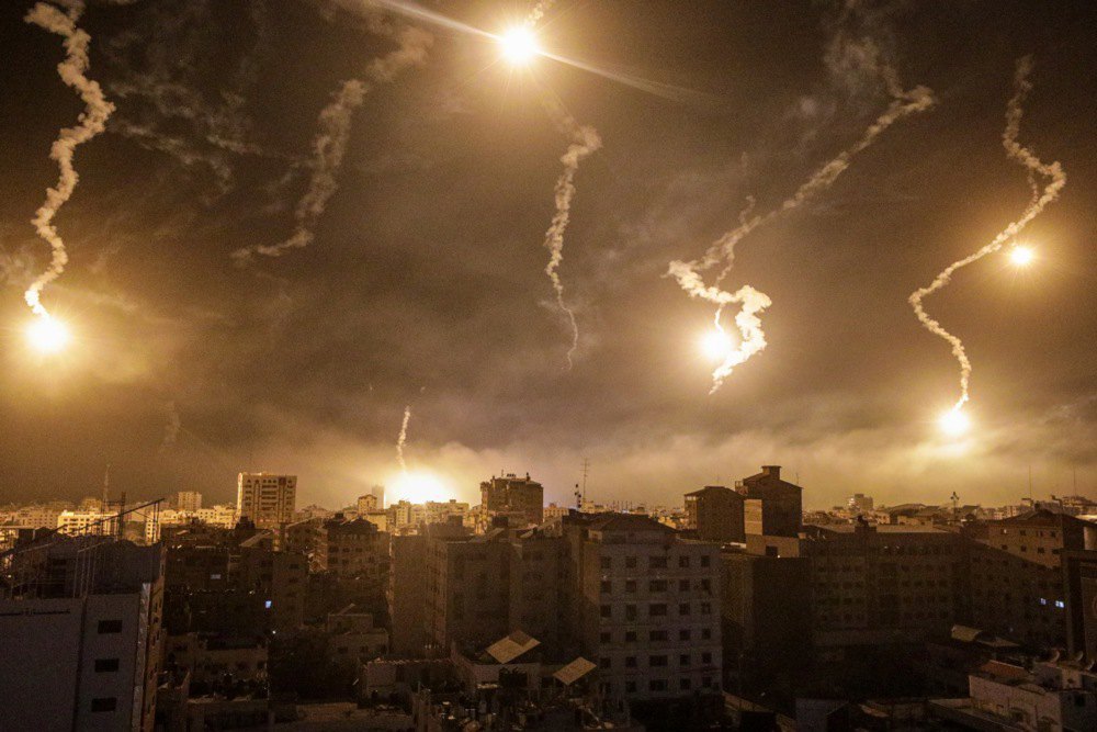 Rockets fired by the Israeli army in the sky over the northern Gaza Strip, 6 November 2023