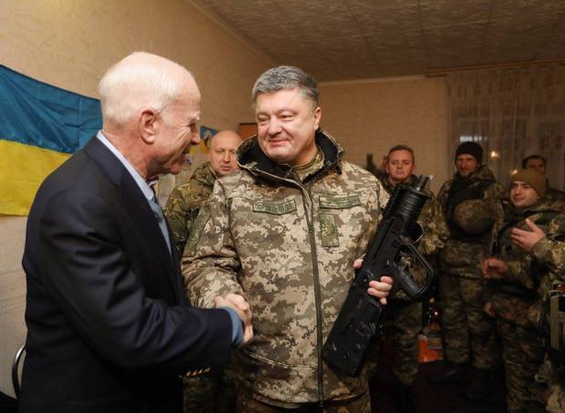 Poroshenko presents McCain with Ukraine-made arms