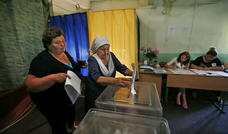 Voting during the presidential elections at the polling station near Kyiv, 25 May, 2014