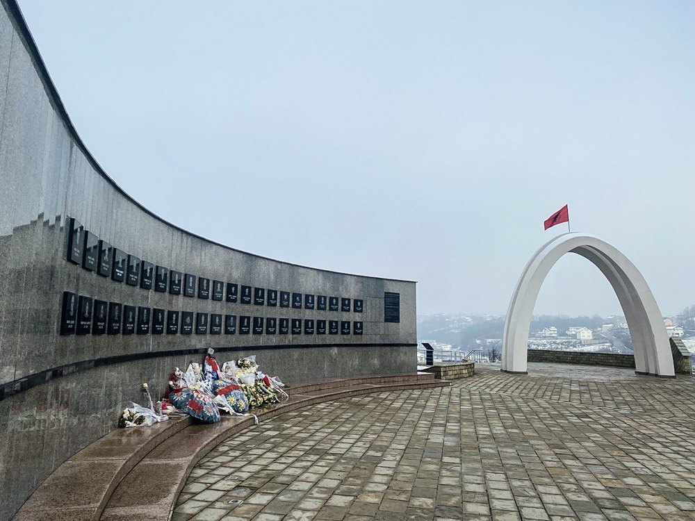  Memorial to the victims of Račak.