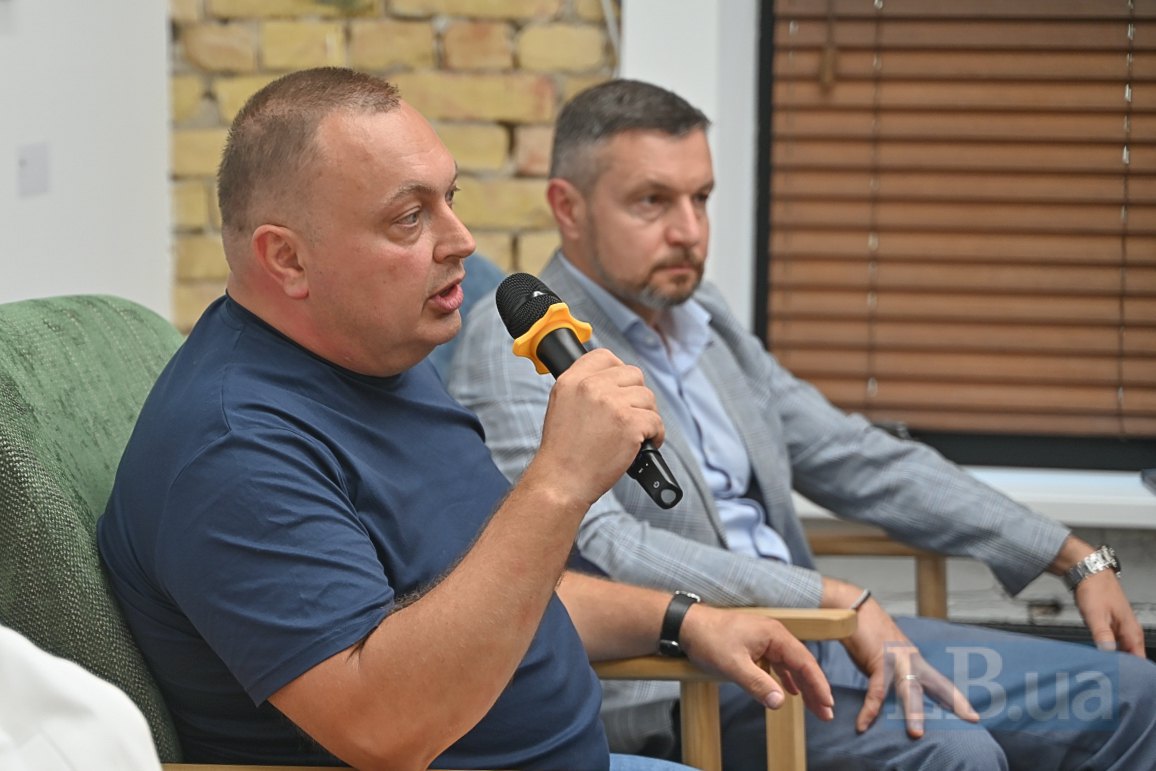  Oleksiy Antypovych, head of the sociological group Rating, on the left