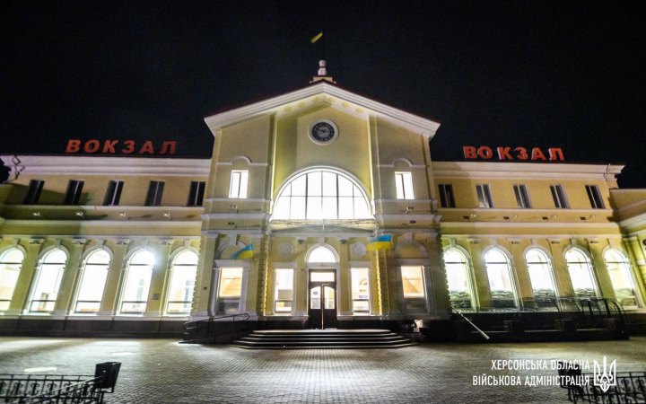 Russians shell Kherson railway station, kill police officer