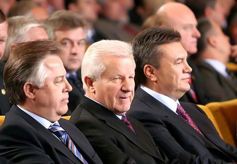 Communist Party leader Petro Symonenko, Socialist Party leader Oleksandr Moroz and Party of Regions leader Viktor Yanukovuch during the creation of an &quot;anti-crisis coalition&quot; in Kyiv on 27 July 2006