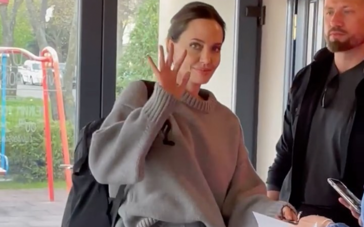 Angelina Jolie spotted in Lviv cafe, meets IDPs at railway station (updated)