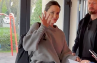Angelina Jolie spotted in Lviv cafe, meets IDPs at railway station (updated)