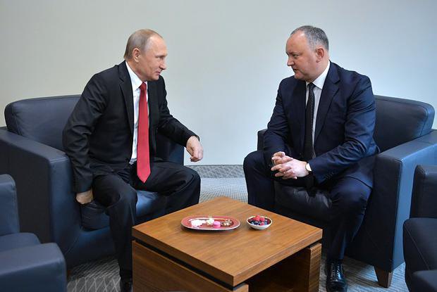 Vladimir Putin and Igor Dodon on the sidelines of the St Petersburg International Economic Forum, 2 June 2017