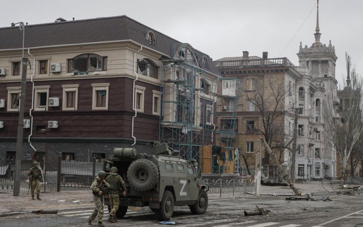 Azov shares video from Mariupol: dead bodies in streets, graves in yards, constant shelling