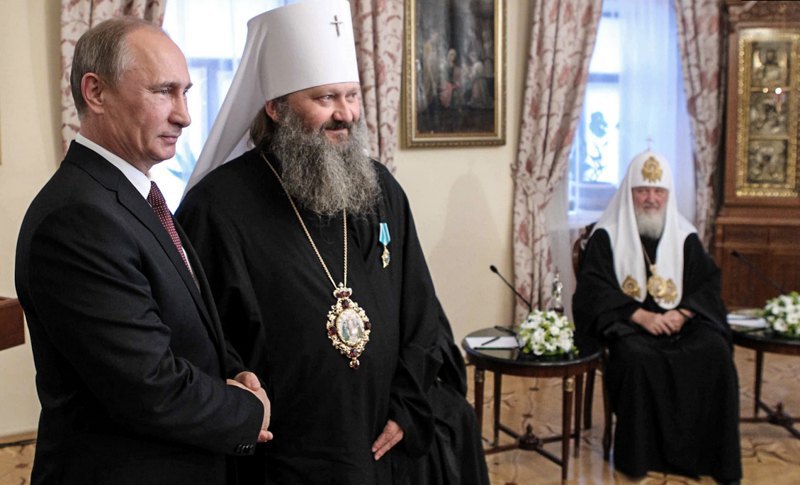 Putin presents a state award to the primate of the Kyiv Pechersk Lavra, Metropolitan Pavlo (Lebid) of the Ukrainian Orthodox Church-Moscow Patriarchate (UOC-MP), right, during a visit to Kyiv, 27 July 2013