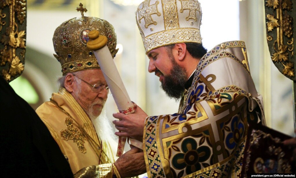 Ecumenical Patriarch Bartholomew presents the tomos of autocephaly to the Head of the Orthodox Church of Ukraine, Metropolitan Epiphany, in Istanbul, 6 January, 2019