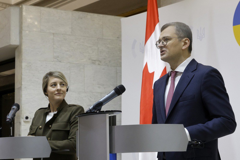 Canadian Foreign Minister Melanié Joly and her Ukrainian counterpart Dmytro Kuleba during a meeting in Kyiv