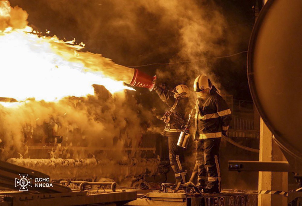  Rescue workers at the site of Russian shelling in Kyiv, 24 January 2026.