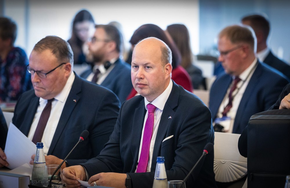 Igor Taro (centre)