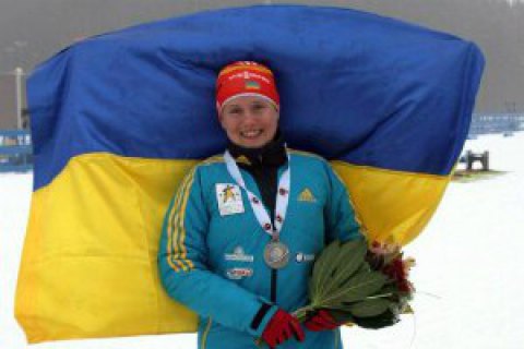 Anastasiya Merkushyna changes her biathlon rifle to assault rifle