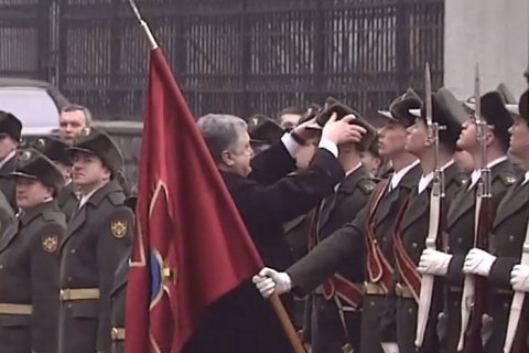 Poroshenko helps out ceremonial guard who lost hat