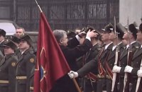 Poroshenko helps out ceremonial guard who lost hat