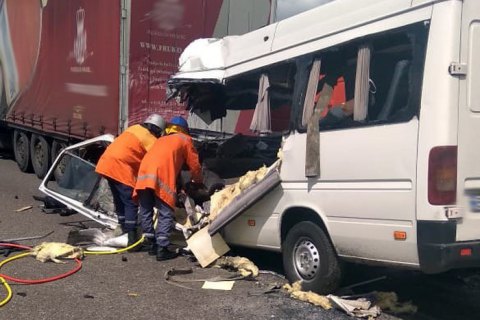 Ten killed in shuttle bus crash on Zhytomyr highway