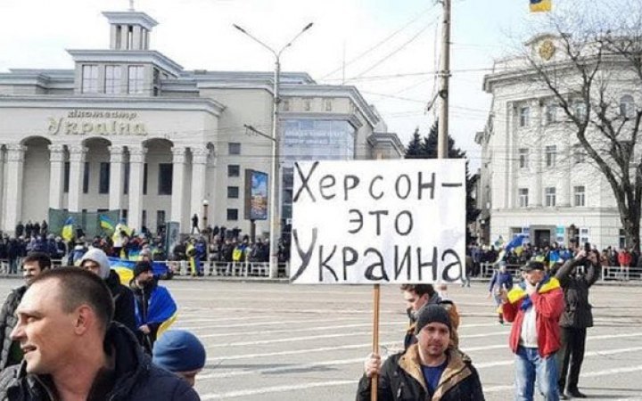  Occupiers distribute flyers calling the war “an operation to eliminate antinational Kyiv regime” in Kherson.