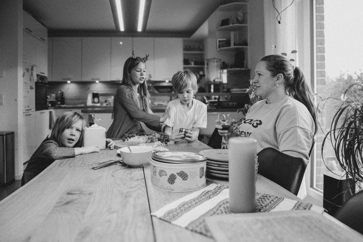 Oksana’s children -Rksolana (10), Severyn (9), and Yanina (6)- prepare Christmas cookies at home. 