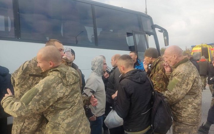 Ukraine brings home 52 servicemen from captivity