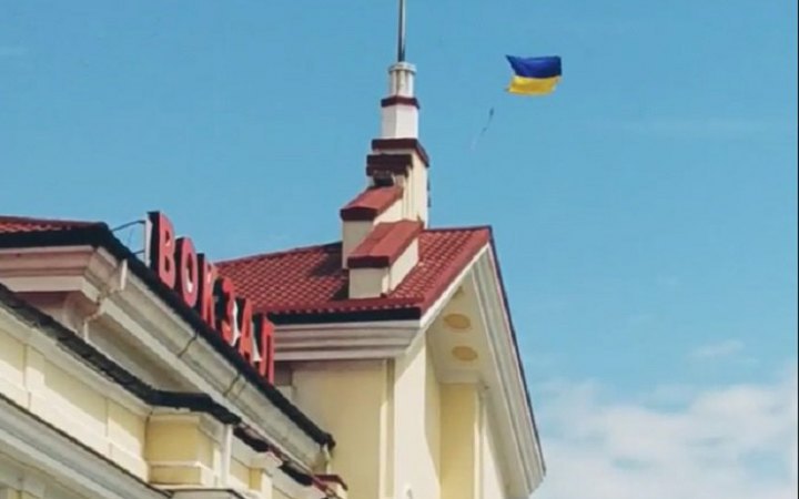 Ukrainian flag raised above Kherson railway station