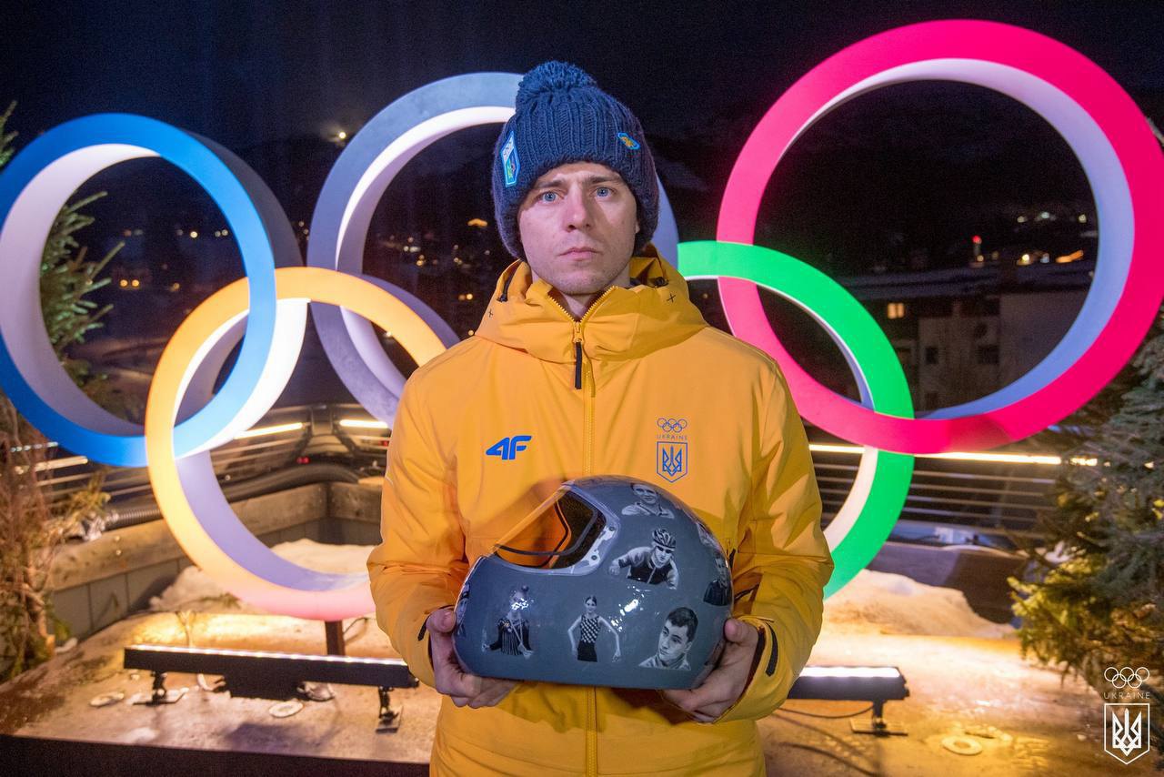  Vladyslav Heraskevych with the “helmet of remembrance” at a press conference