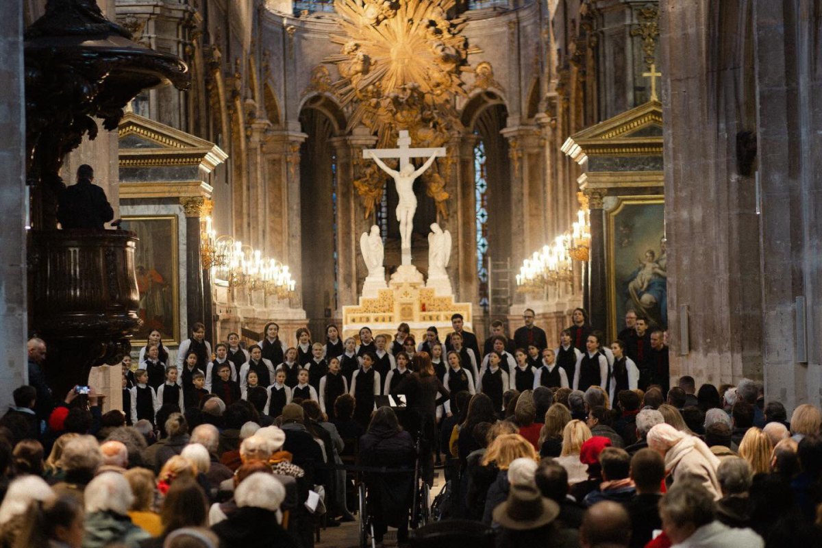 Performance of the Shchedryk children's choir in St. Mary's Church in Paris.