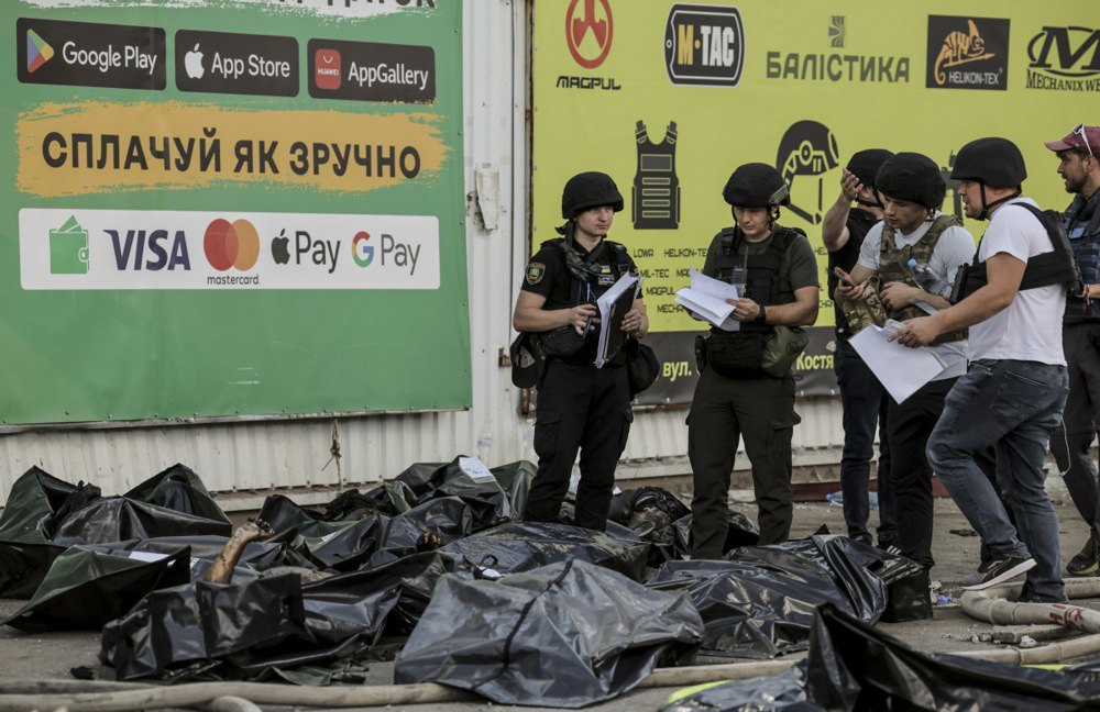 Victims of the Russian shelling of the shopping center in Kostyantynivka, 9 August, 2024.