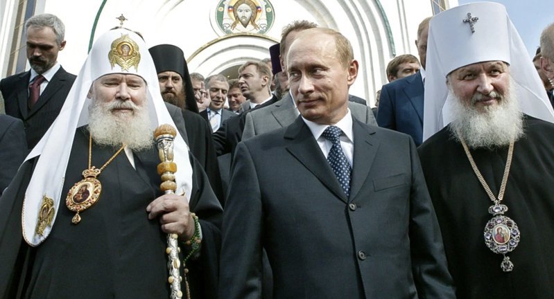 (Left to right) Moscow Patriarch Alexy II, Russian President Vladimir Putin and then Metropolitan Kirill of Smolensk and Kaliningrad. Kaliningrad, 10 September 2006