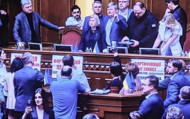 MPs block Rada rostrum demanding consideration of bill to ban UOC-MP