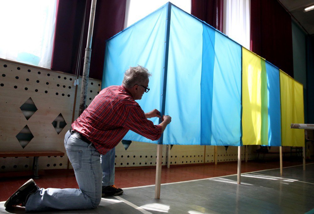 A member of the election commission is preparing the polling station for voting in the village of Pidhirtsi, 20 April, 2019.
