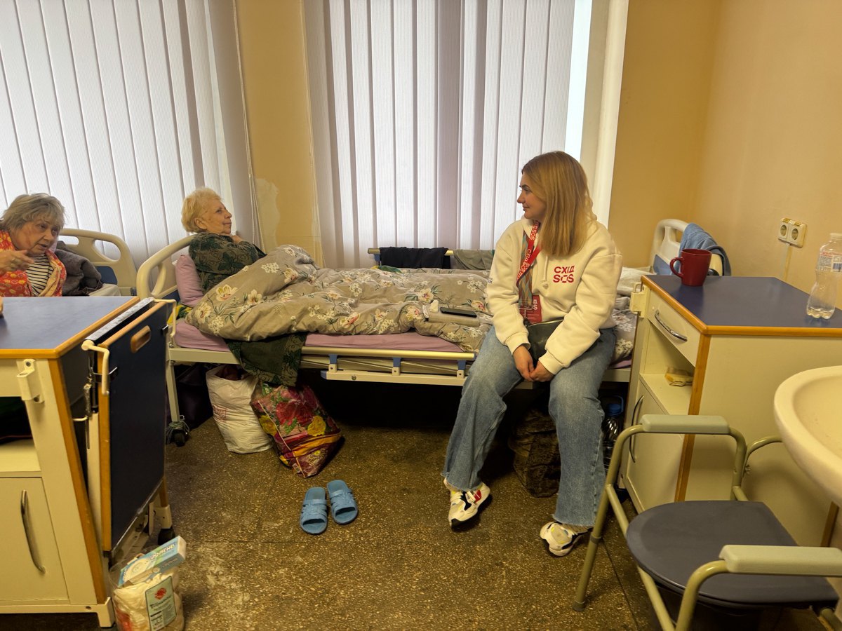 The psychologist communicates with the evacuated women.