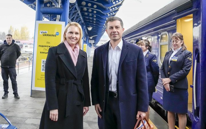 US Secretary of Transportation Buttigieg arrives in Kyiv