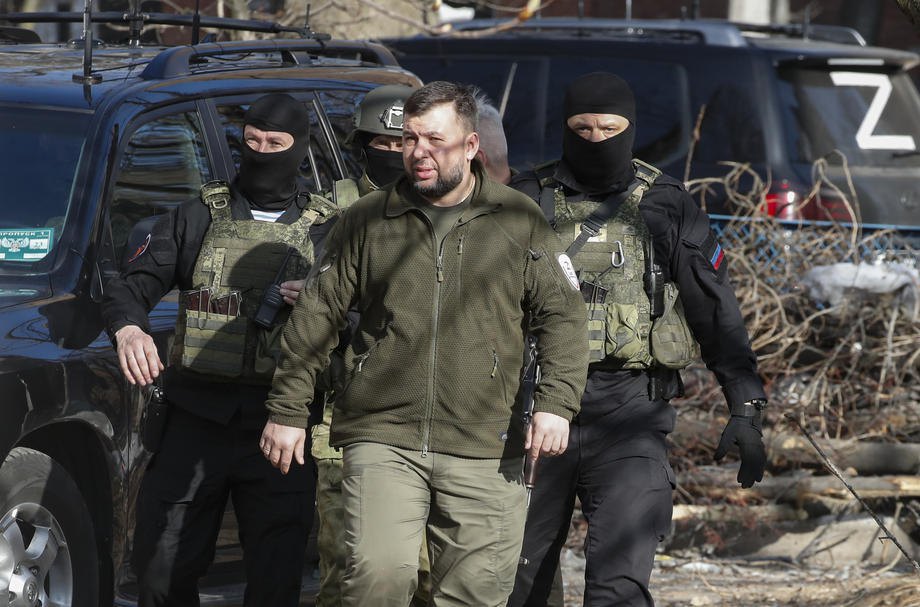  Pushylin accompanied by security in Donetsk, 11 April 2022