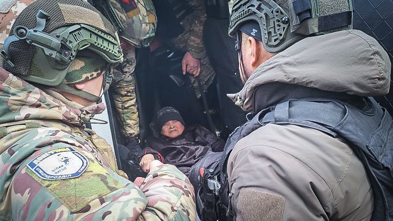 The crew of the White Angel evacuates 69-year-old resident of Kostyantynivka Tamara, on 5 March, 2025.