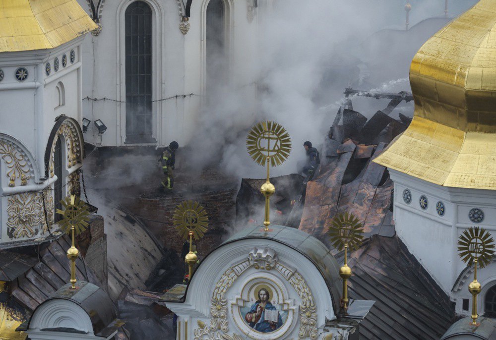 Rescuers are eliminating fires on the roof of the Assumption Cathedral of the Kyiv-Pechersk Lavra