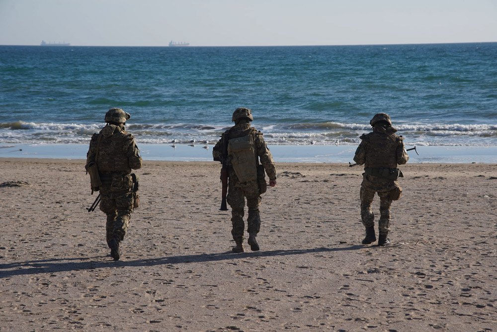 Soldiers of the 28th Detached Mechanised Brigade of the Knights of the Winter Campaign during
training to cover a section of the seashore.