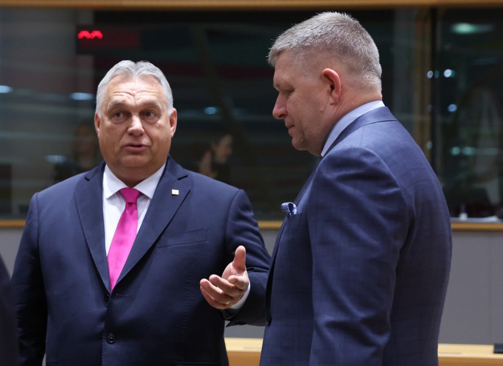 Hungarian Prime Minister Viktor Orban (L) and Slovak Prime Minister Robert Fico during a meeting of the European Council in Brussels, 26 October 2023