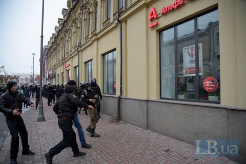 Kokhanivskyy's yobs smash Russian Sberbank's windows