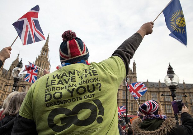Brexit supporters demand the authorities speed up the withdrawal from the EU at a rally in London, 23 November 2016 