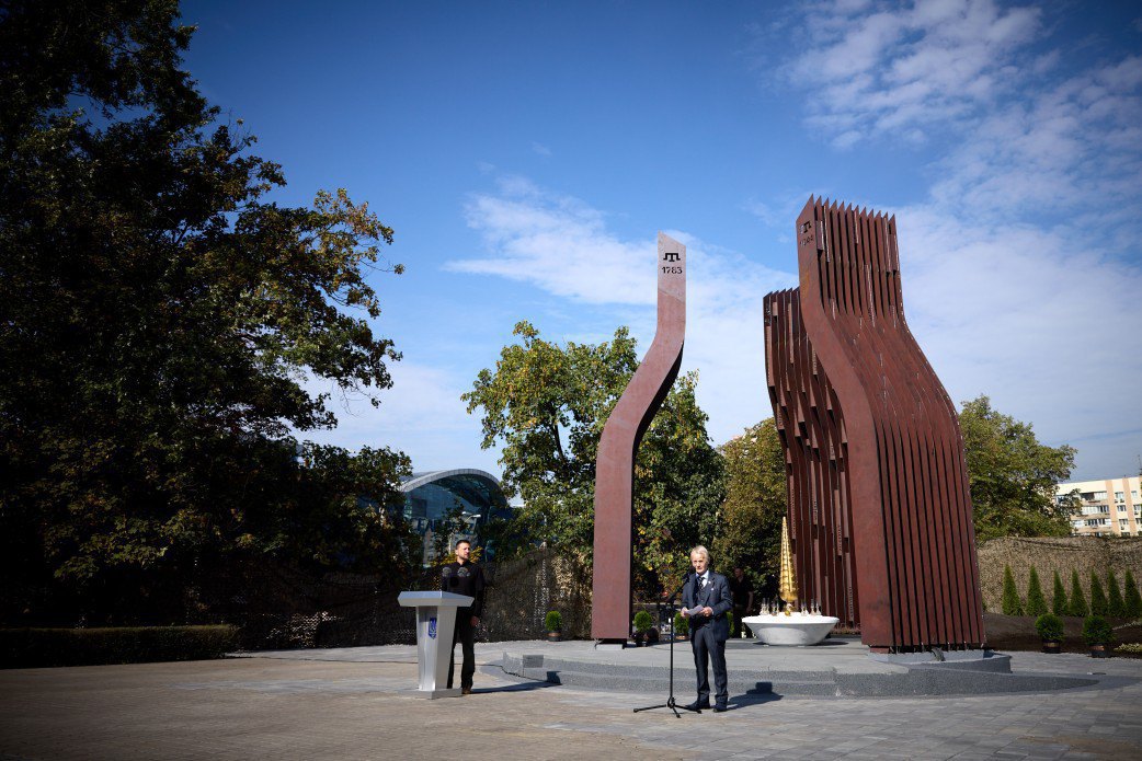 President Volodymyr Zelenskyy and the leader of the Crimean Tatar people, MP Mustafa Dzhemilyev during the opening of the memorial of the Crimean Tatar people in Kyiv, 11 September, 2024.