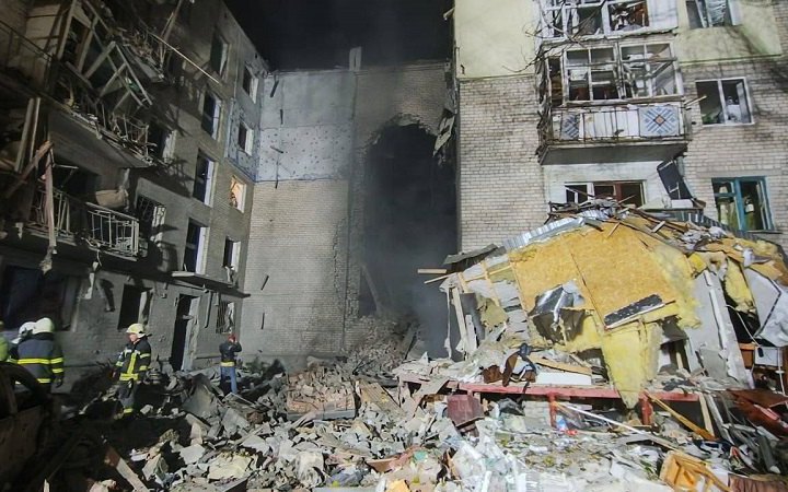 Occupiers shell Mykolaiv with missiles: five floors of building destroyed, there are dead, wounded