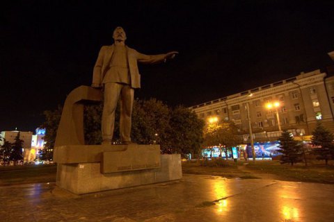 Monument to famine mastermind toppled in Dnipropetrovsk