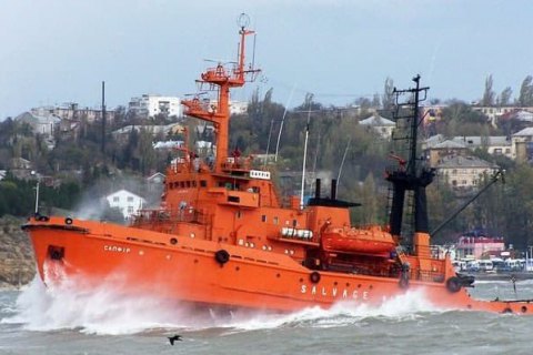 The occupiers are forcibly leading the rescue ship "Sapphire" to Sevastopol.