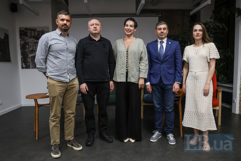 Group photos of speakers after the discussion